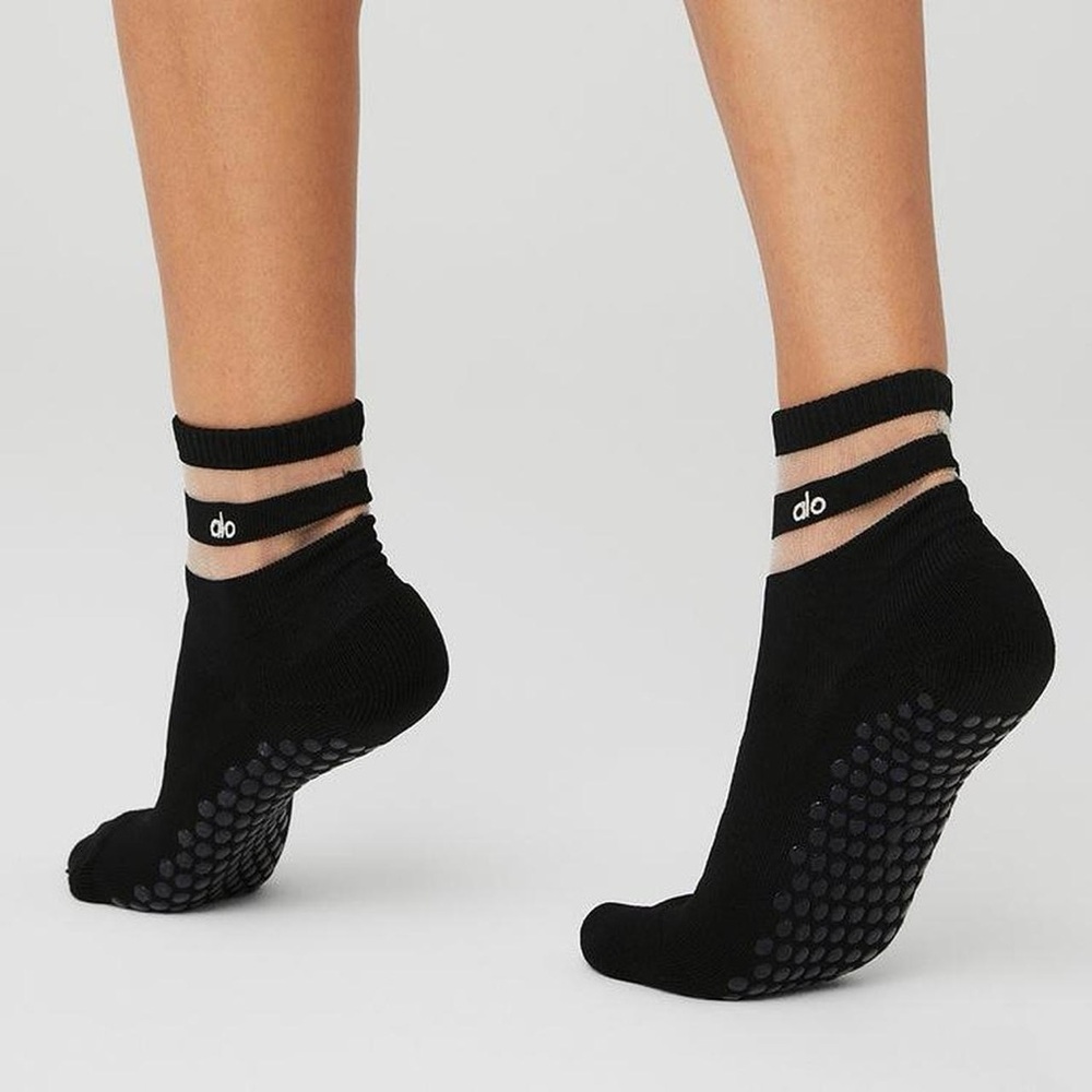 Alo Pulse Grip Socks in Black
